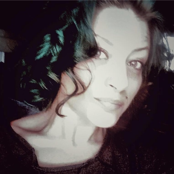 Meet your Posher, Holly - Picture 1 of 6